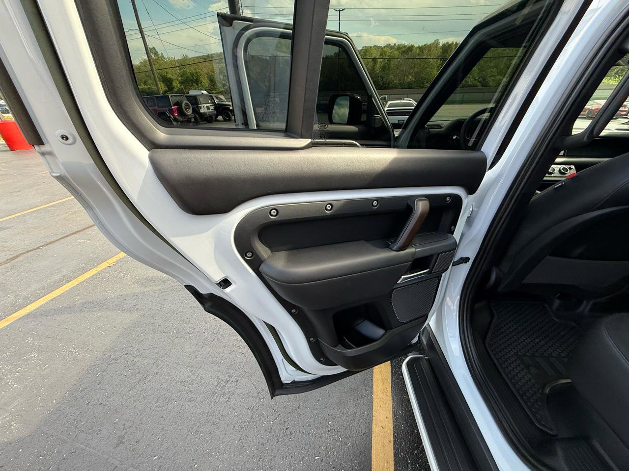 Used 2023 Land Rover Defender 110 X-Dynamic SE image 26