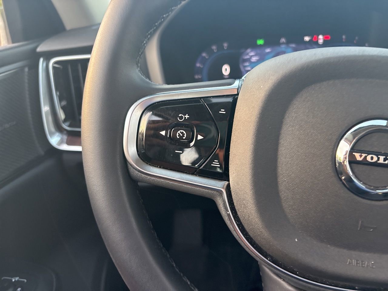 Used 2025 Volvo S60 B5 Plus image 23