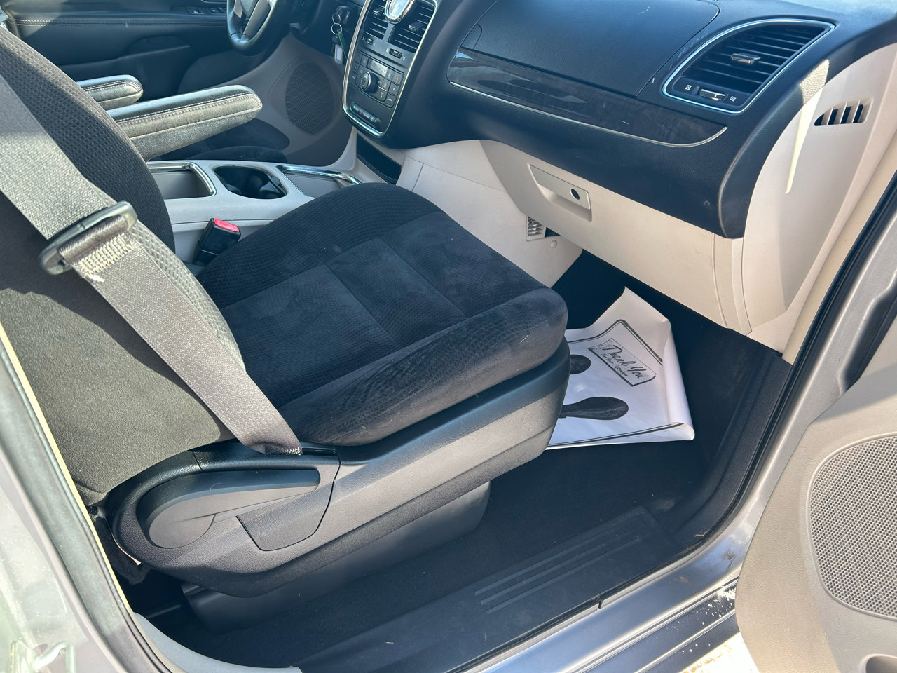 Used 2014 Chrysler Town & Country Touring image 12