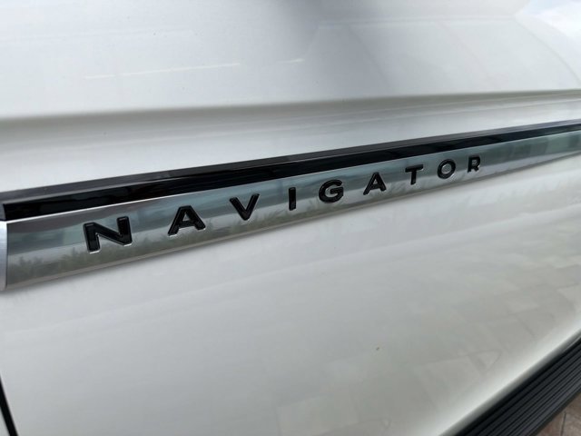 New 2026 Lincoln Navigator Premiere image 8