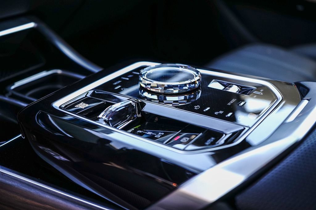 Used 2026 BMW 750e xDrive AWD/4WD image 19