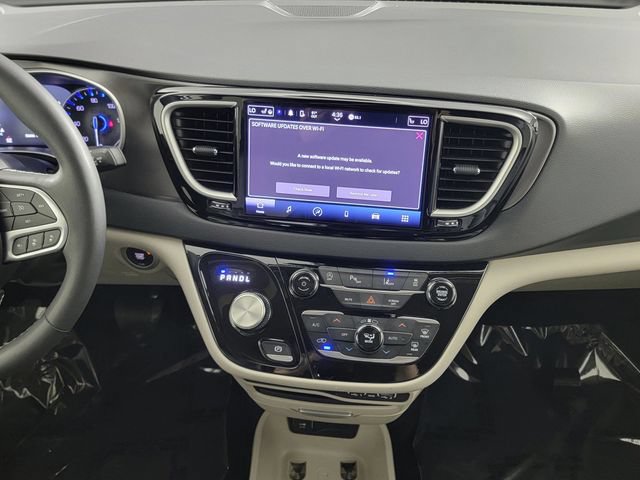 Used 2024 Chrysler Pacifica Touring-L FWD image 21