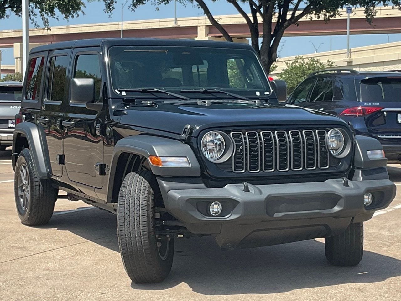 Used 2025 Jeep Wrangler Unlimited Sport AWD/4WD image 3