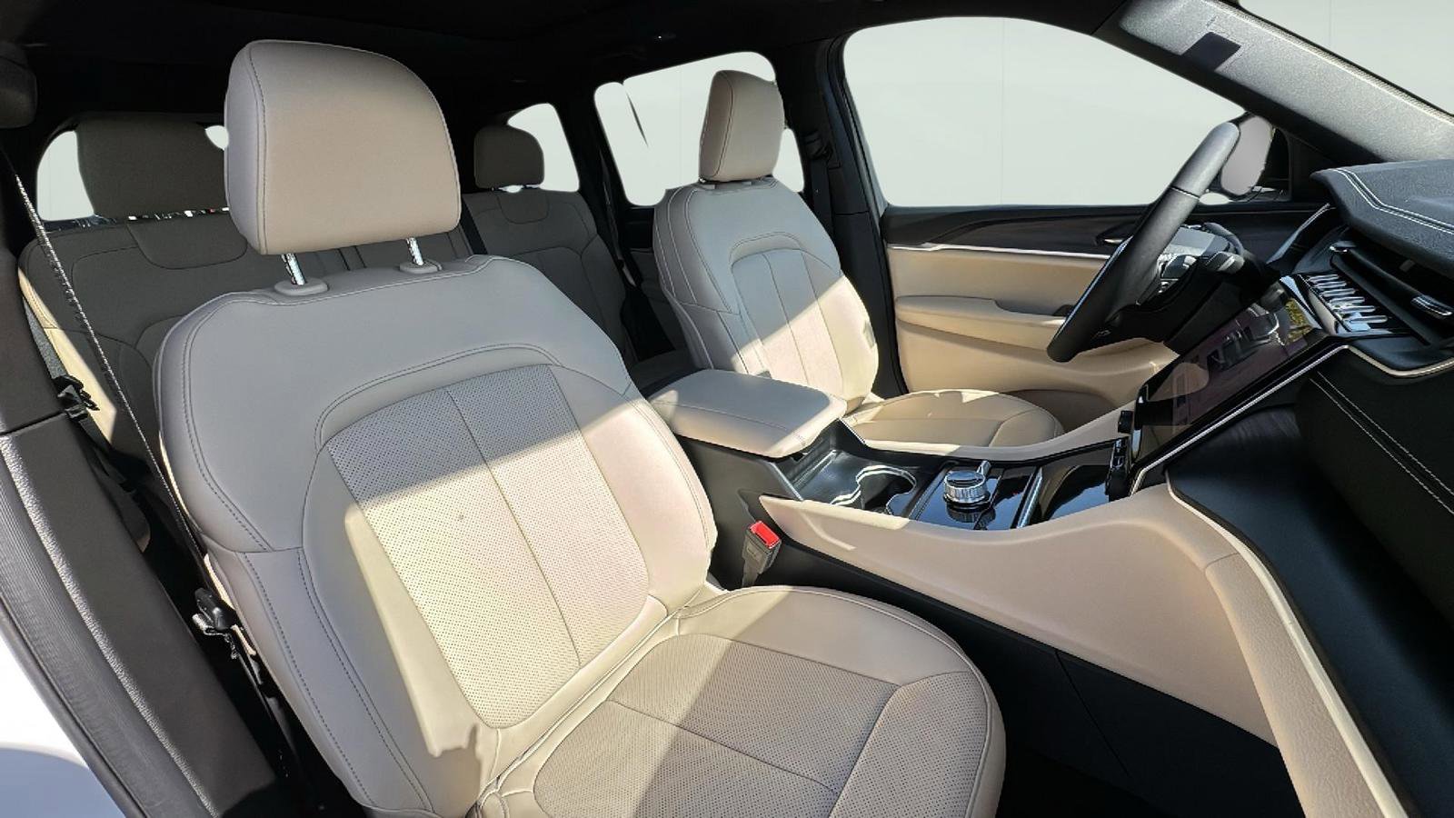 New 2025 Jeep Grand Cherokee Limited w/ Luxury Tech Group II image 21