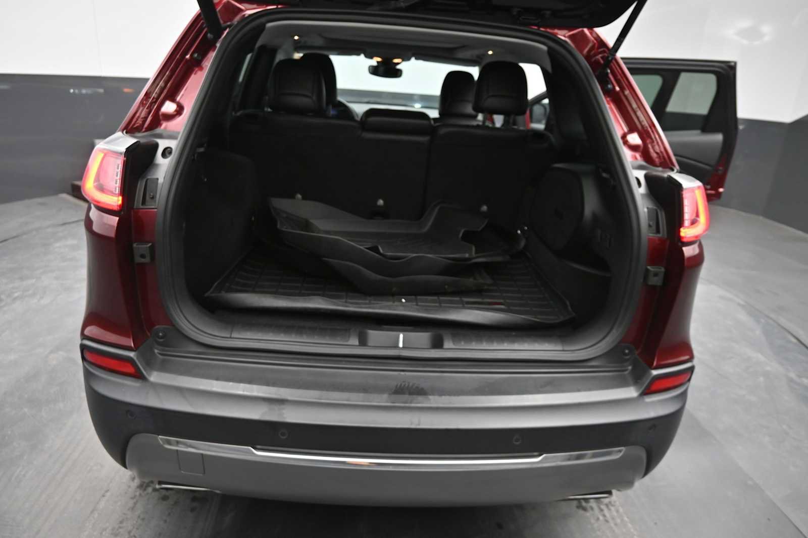 Used 2021 Jeep Cherokee Limited w/ Elite Package AWD/4WD image 13