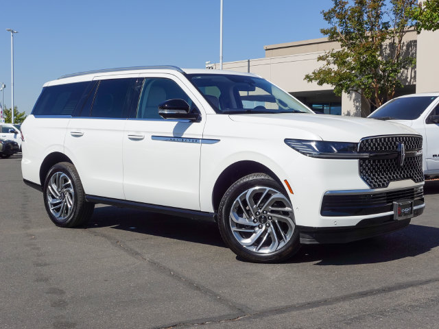 Used 2025 Lincoln Navigator Reserve AWD/4WD image 5