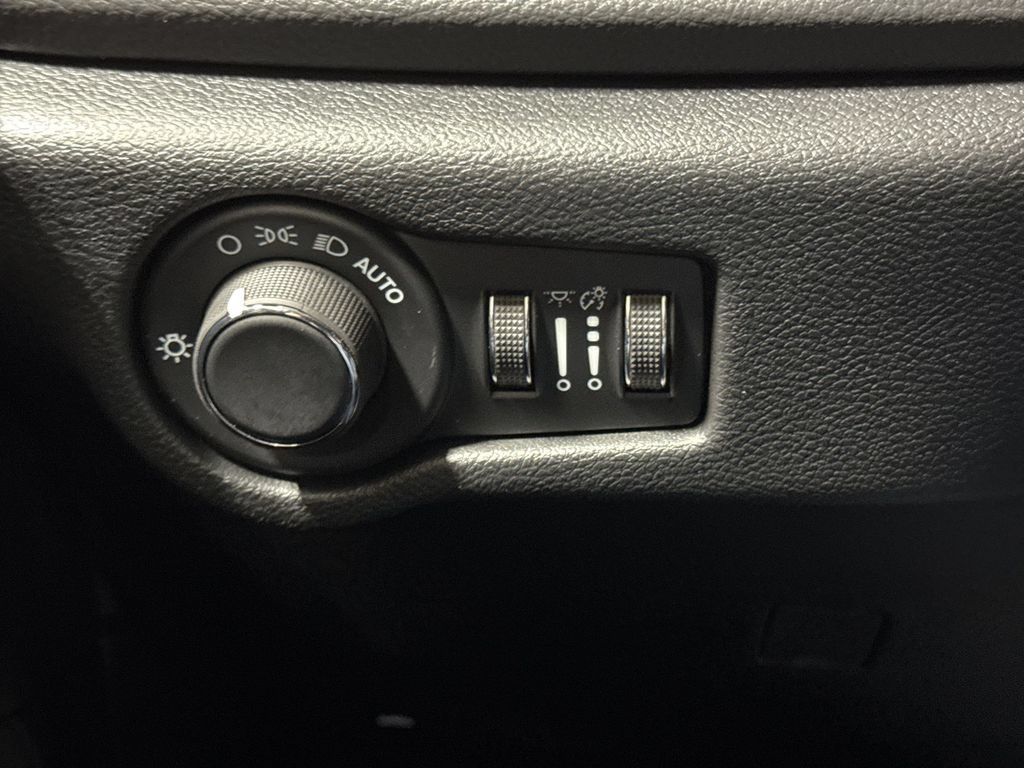 New 2027 Chrysler Pacifica Limited w/ Family Tech Group AWD/4WD image 19