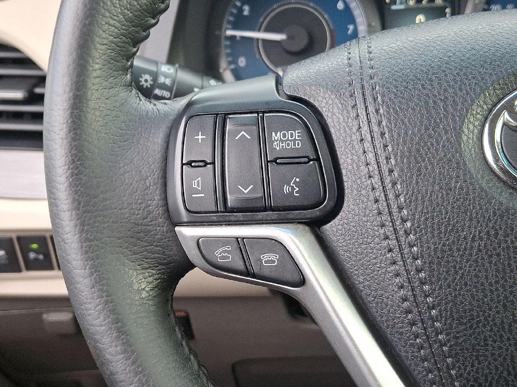 Used 2017 Toyota Sienna XLE w/ XLE Navigation Package FWD image 22