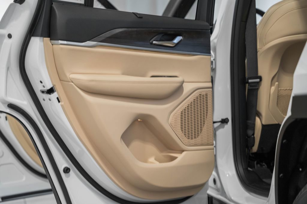 New 2025 Jeep Grand Cherokee Limited w/ Luxury Tech Group II image 36