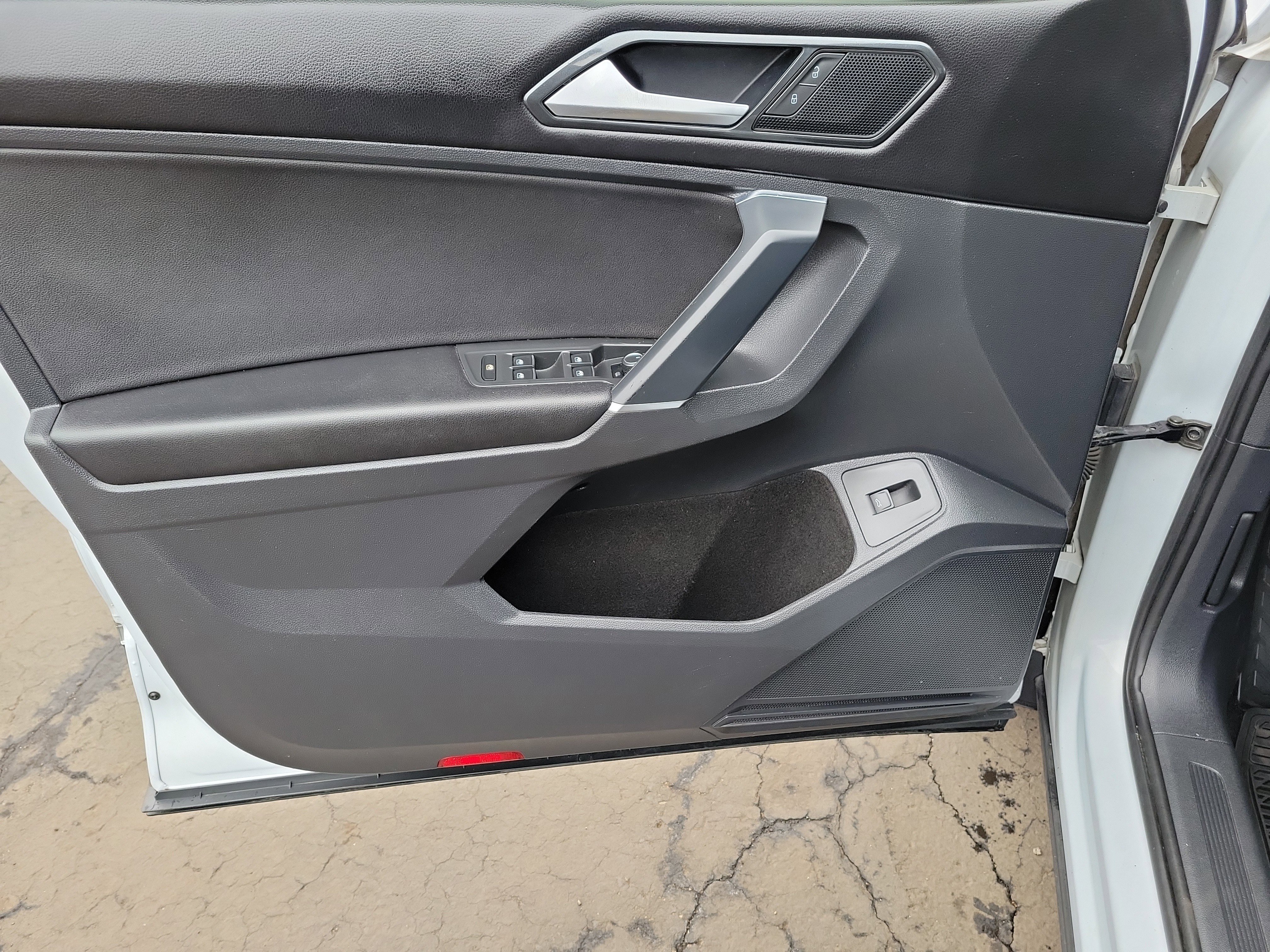 Used 2018 Volkswagen Tiguan SEL AWD/4WD image 19