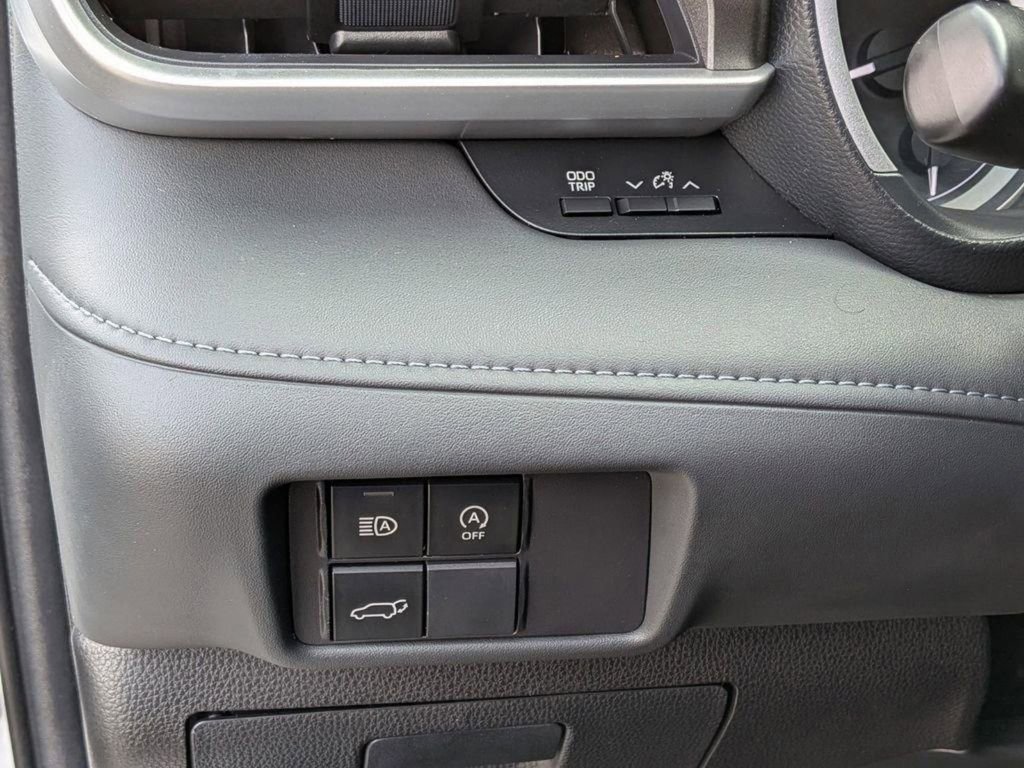 Used 2023 Toyota Highlander XLE AWD/4WD image 16