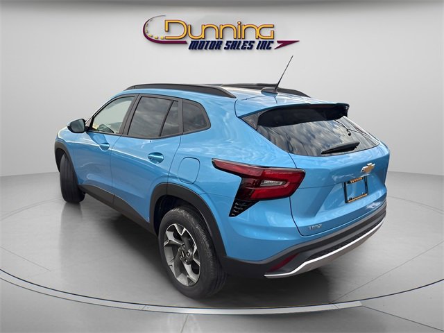 Used 2025 Chevrolet Trax LT w/ LT Convenience Package image 2