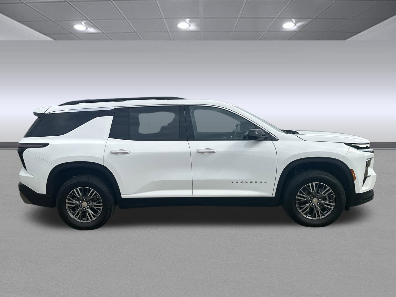 Used 2025 Chevrolet Traverse LT FWD image 2