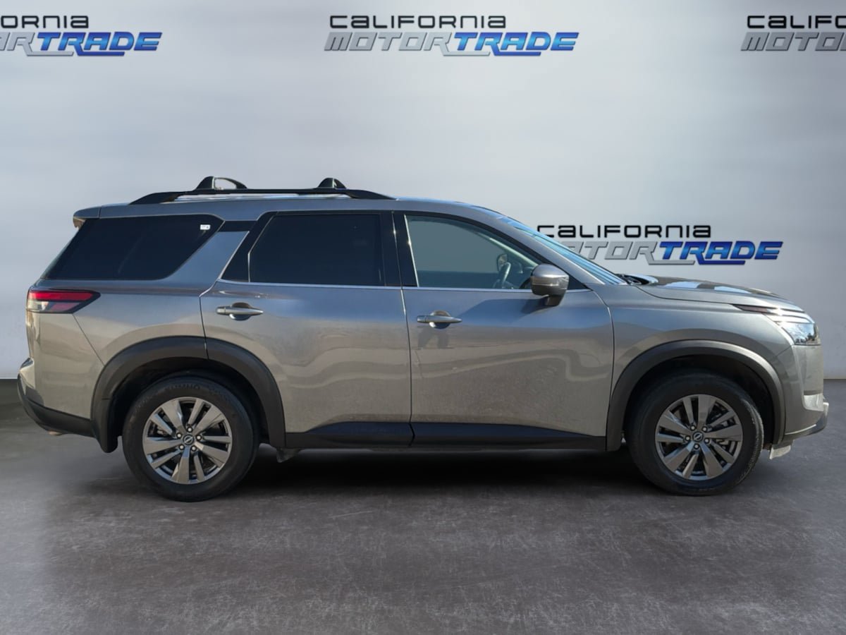 Used 2024 Nissan Pathfinder SV w/ SV Premium Package FWD image 4