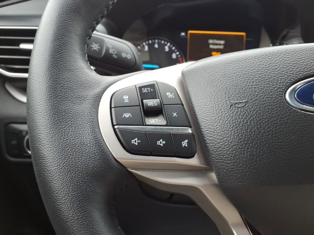 Used 2023 Ford Explorer XLT w/ Equipment Group 202A AWD/4WD image 17