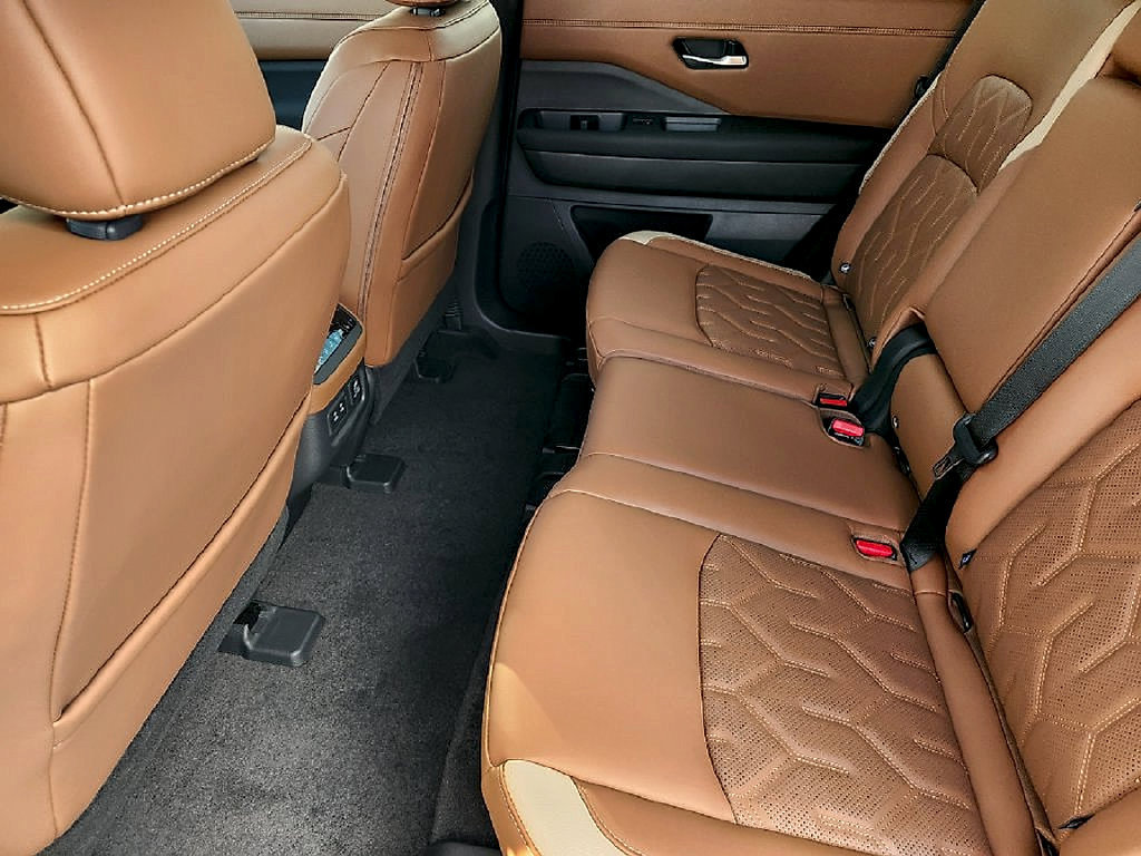New 2026 Nissan Pathfinder Platinum w/ Cargo Package AWD/4WD image 25