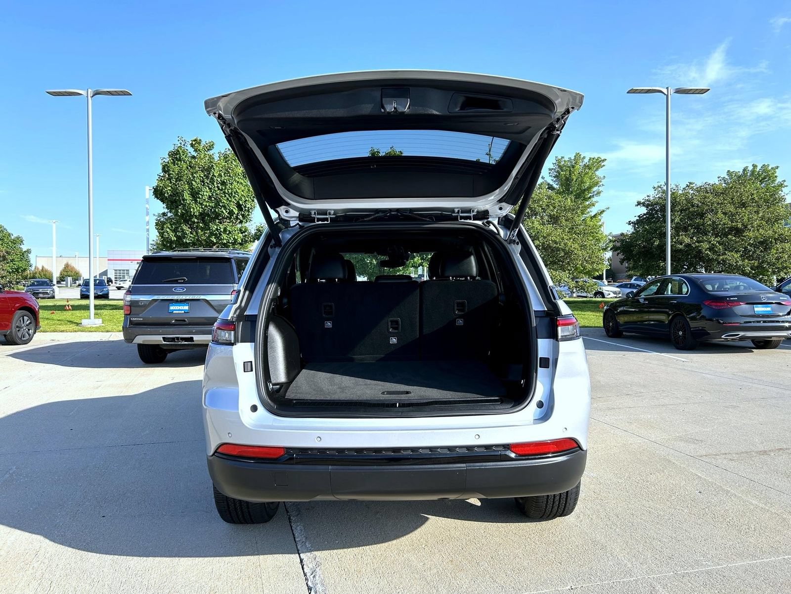 Used 2023 Jeep Grand Cherokee Altitude AWD/4WD image 21