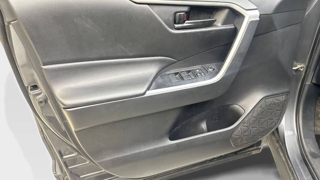 Used 2021 Toyota RAV4 LE FWD image 31