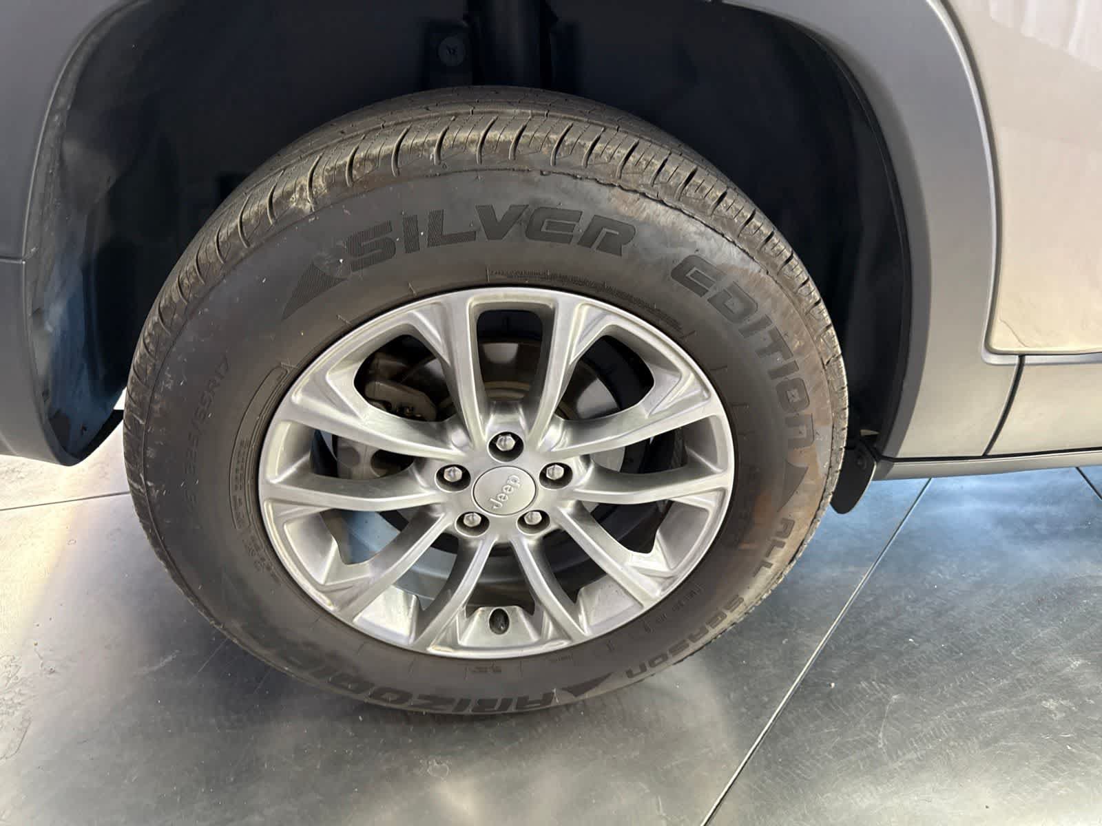 Used 2019 Jeep Cherokee Latitude Plus w/ Comfort/Convenience Group FWD image 17
