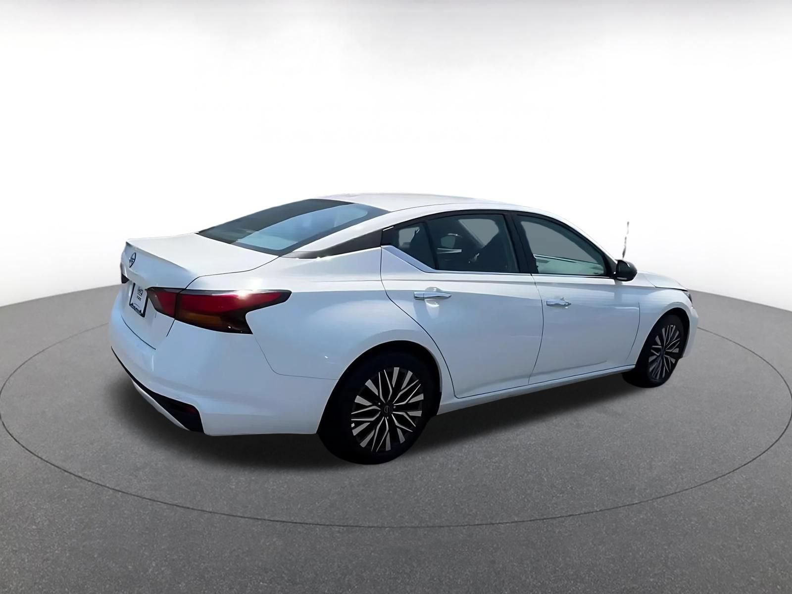 Used 2025 Nissan Altima 2.5 SV FWD image 14