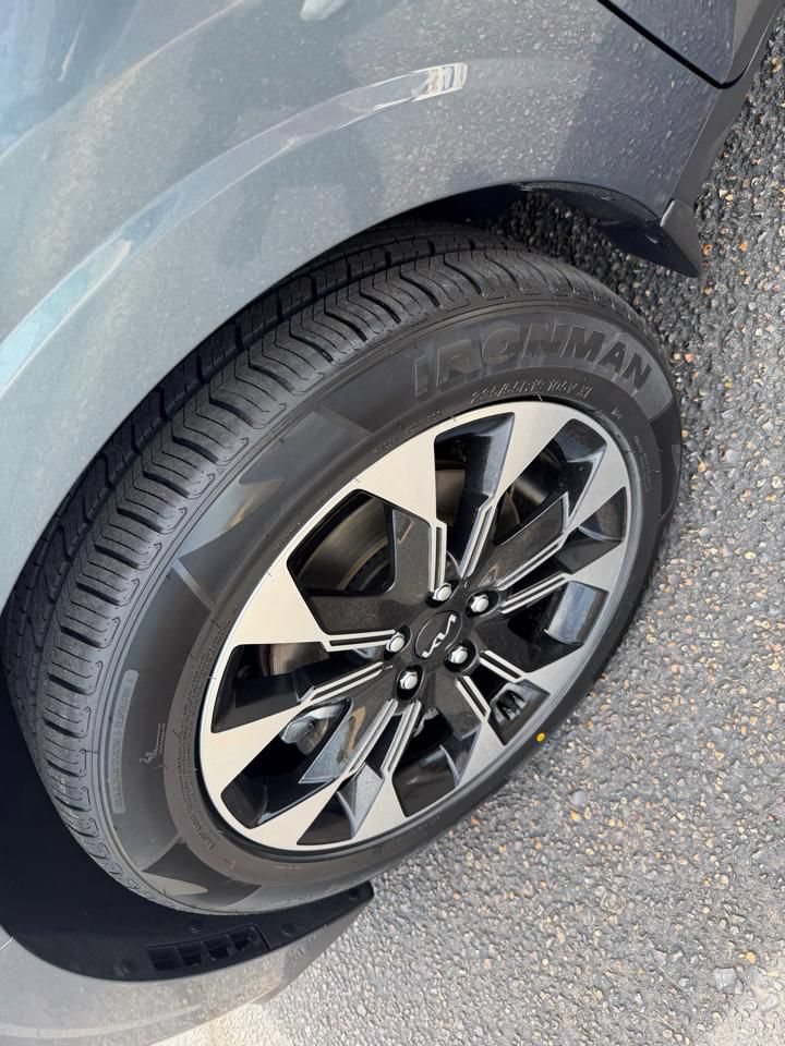Used 2024 Kia Carnival EX FWD image 9