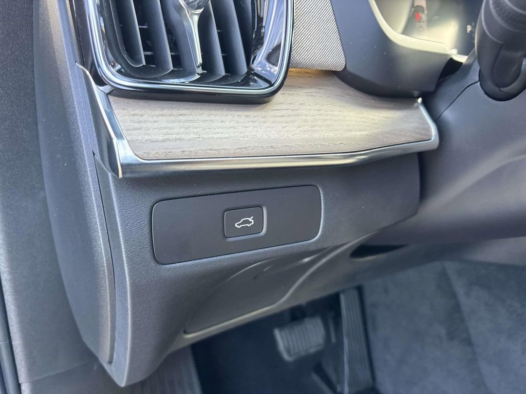 New 2026 Volvo XC90 B5 Core w/ Protection Package Premier image 15