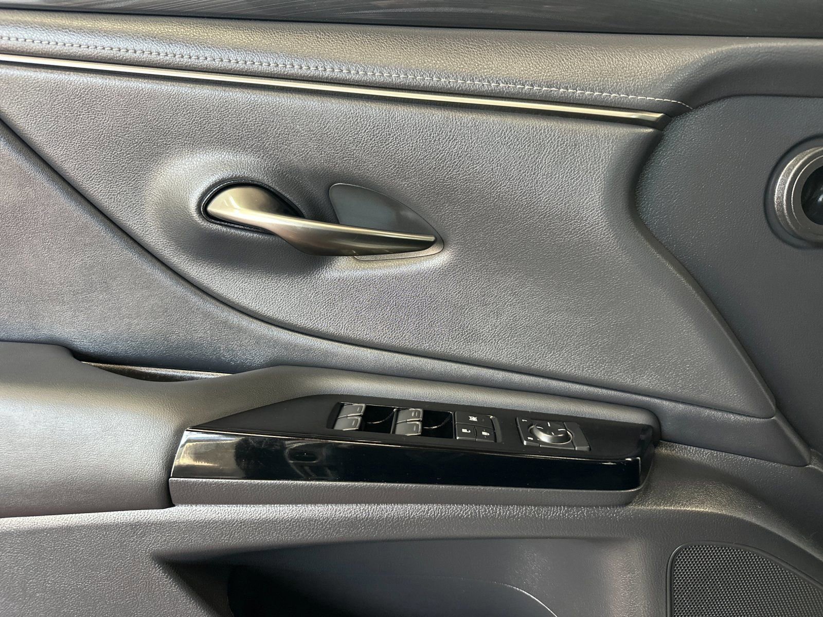 Used 2023 Lexus ES 350 w/ Accessory Package (Z2) image 11