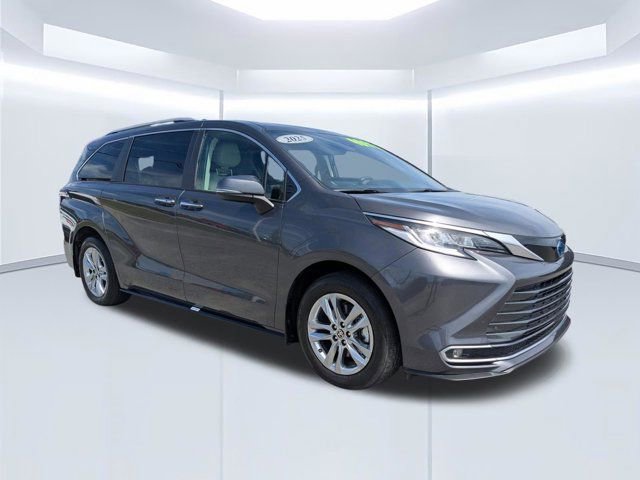 Used 2025 Toyota Sienna Limited FWD image 2