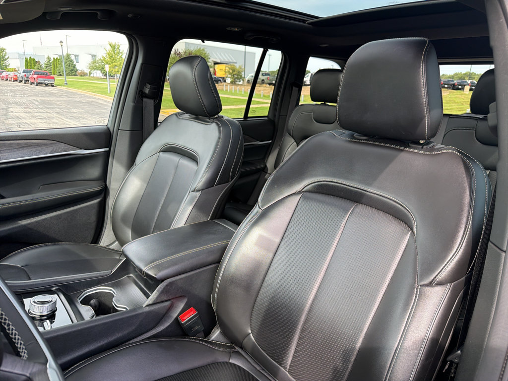 Used 2024 Jeep Grand Cherokee Limited w/ Luxury Tech Group II AWD/4WD image 18