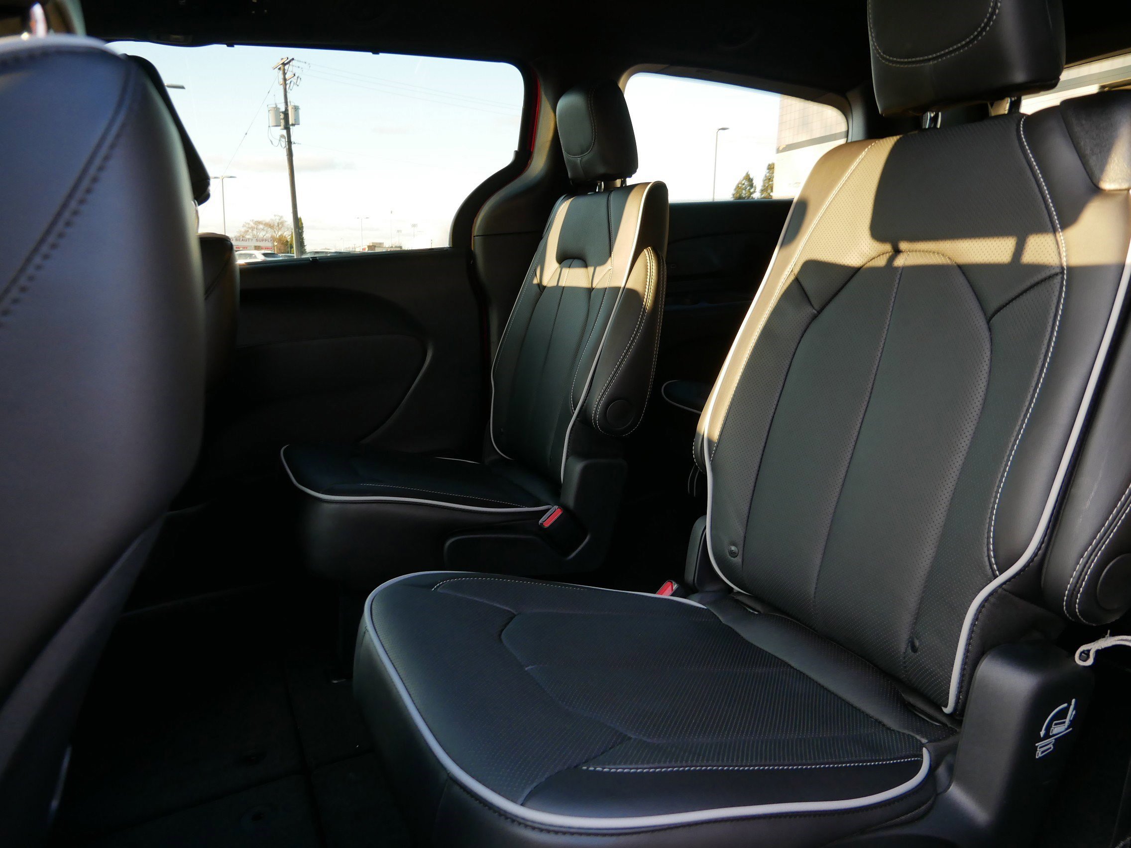 New 2026 Chrysler Pacifica Limited FWD image 10