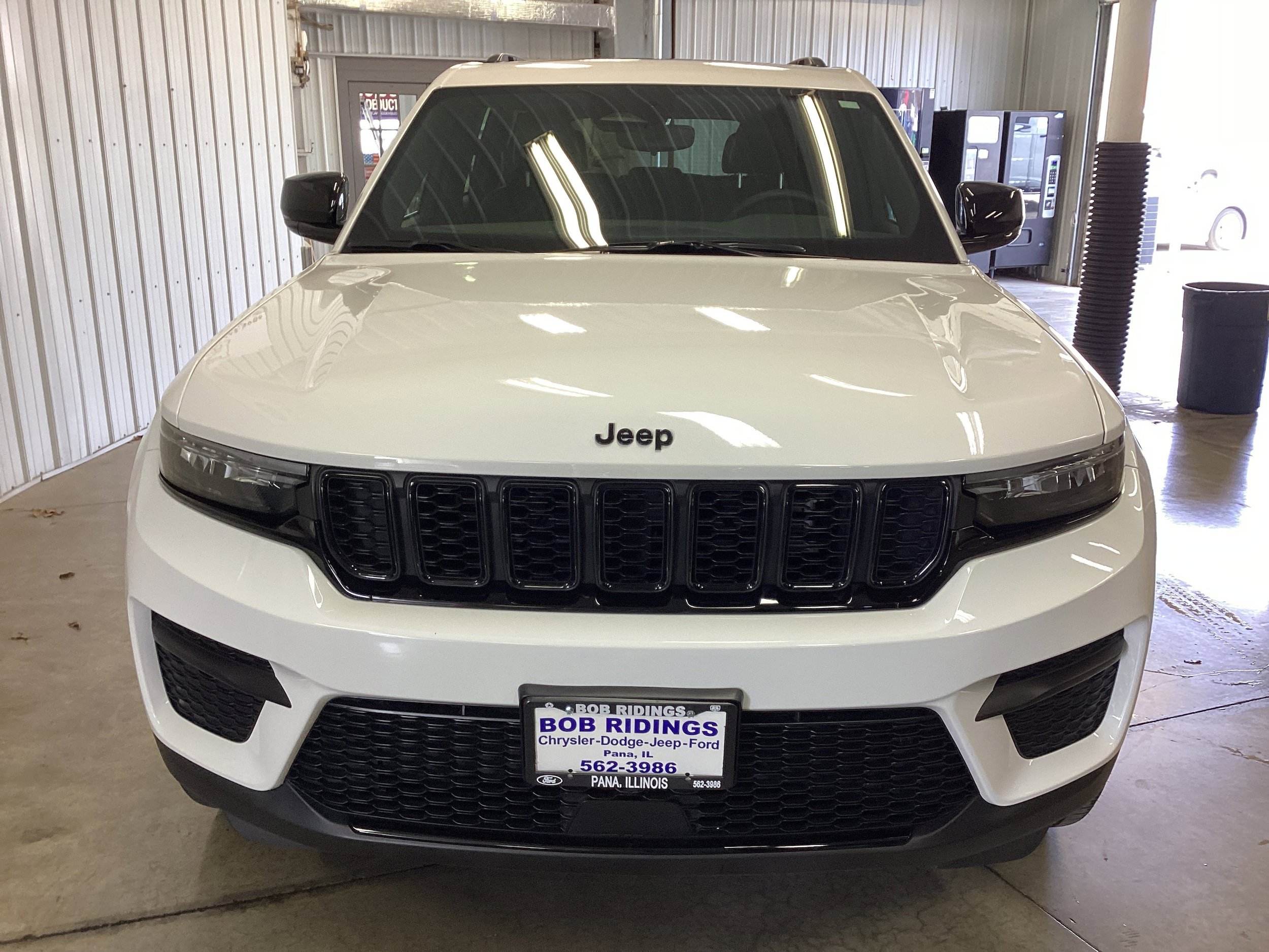 Used 2024 Jeep Grand Cherokee Altitude image 9