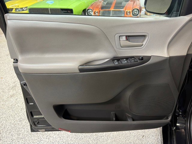 Used 2020 Toyota Sienna L image 16
