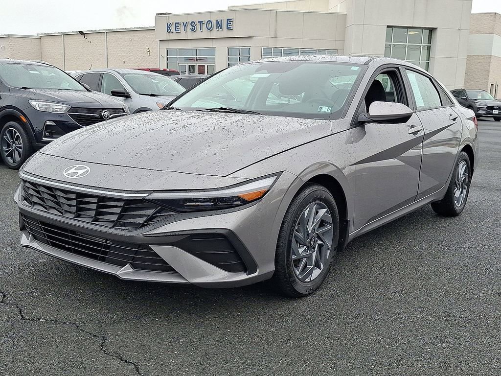 Used 2024 Hyundai Elantra SEL image 3