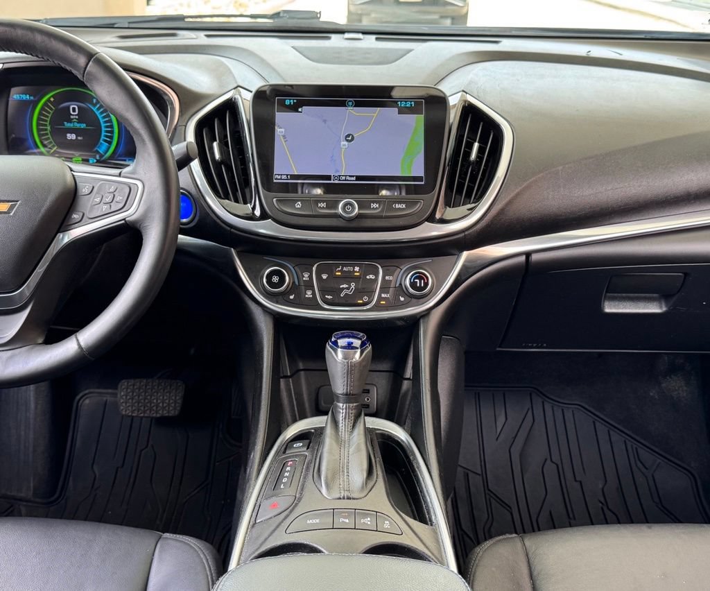 Used 2018 Chevrolet Volt Premier w/ Driver Confidence Package FWD image 3