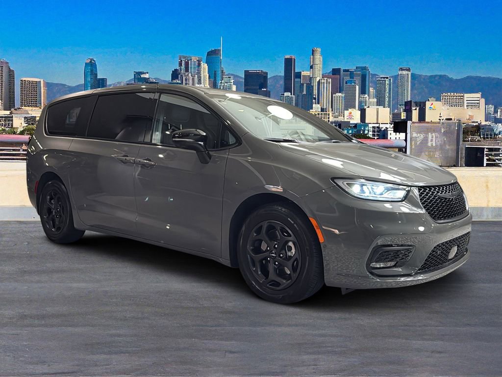Used 2023 Chrysler Pacifica Limited w/ Uconnect Theater Family Group FWD image 5
