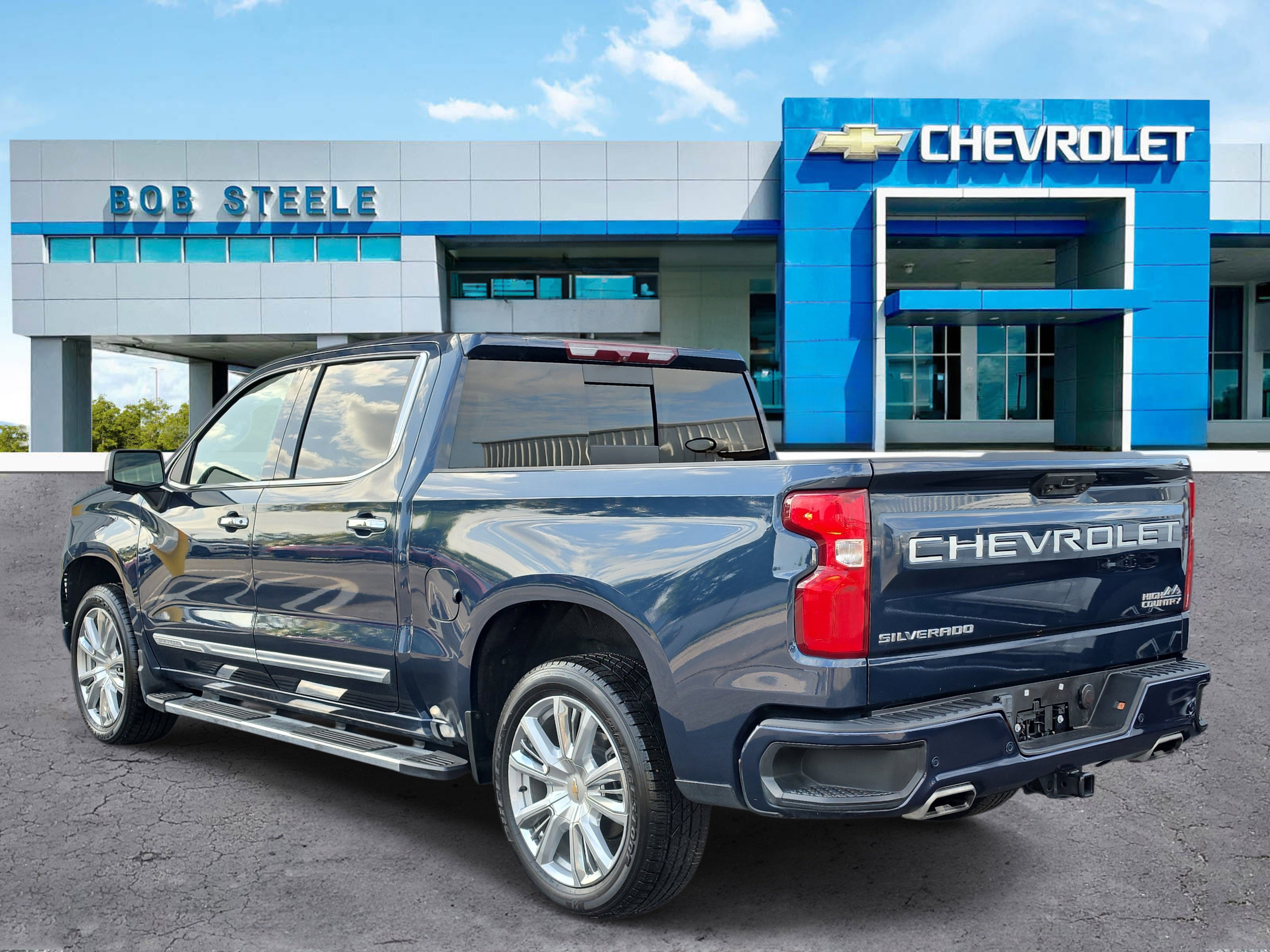 Used 2023 Chevrolet Silverado 1500 High Country w/ High Country Premium Package AWD/4WD image 3