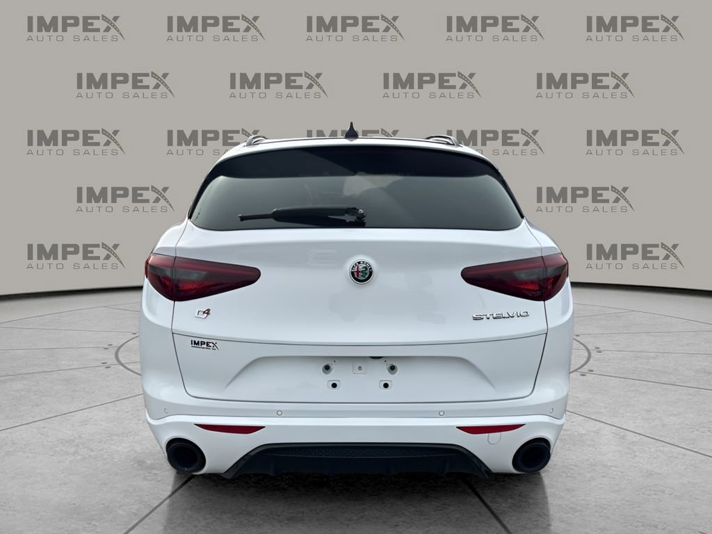 Used 2022 Alfa Romeo Stelvio Veloce image 5