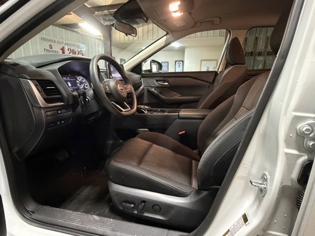 Used 2024 Nissan Rogue SV image 9