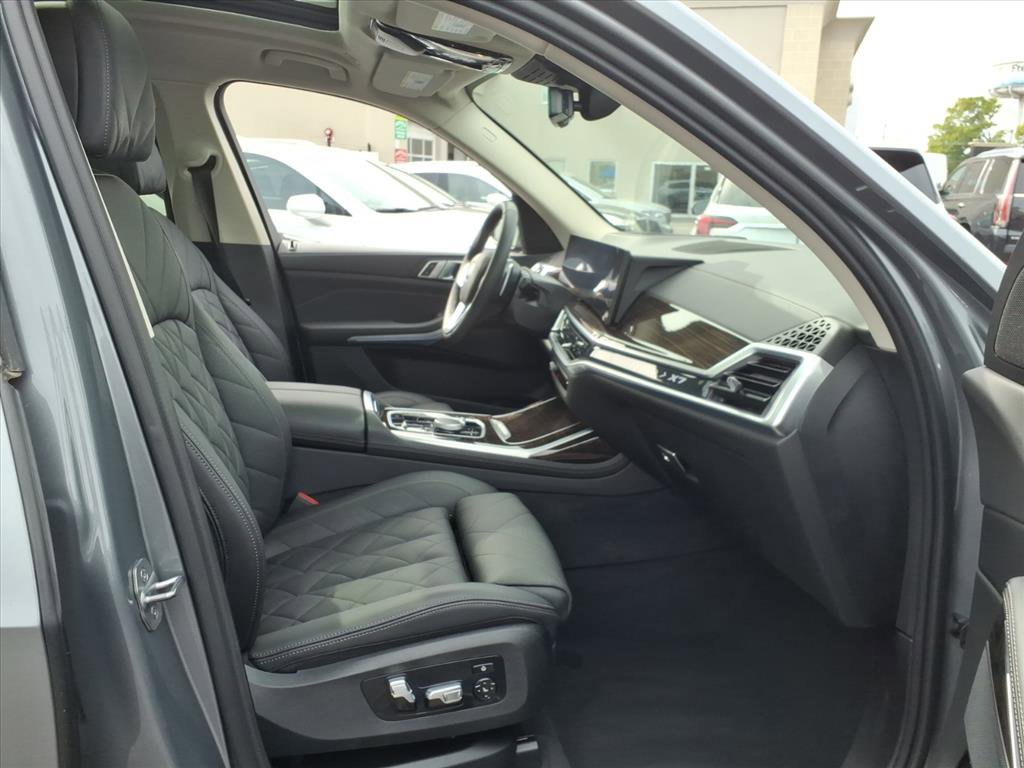 Used 2023 BMW X7 xDrive40i w/ Parking Assistance Package image 39