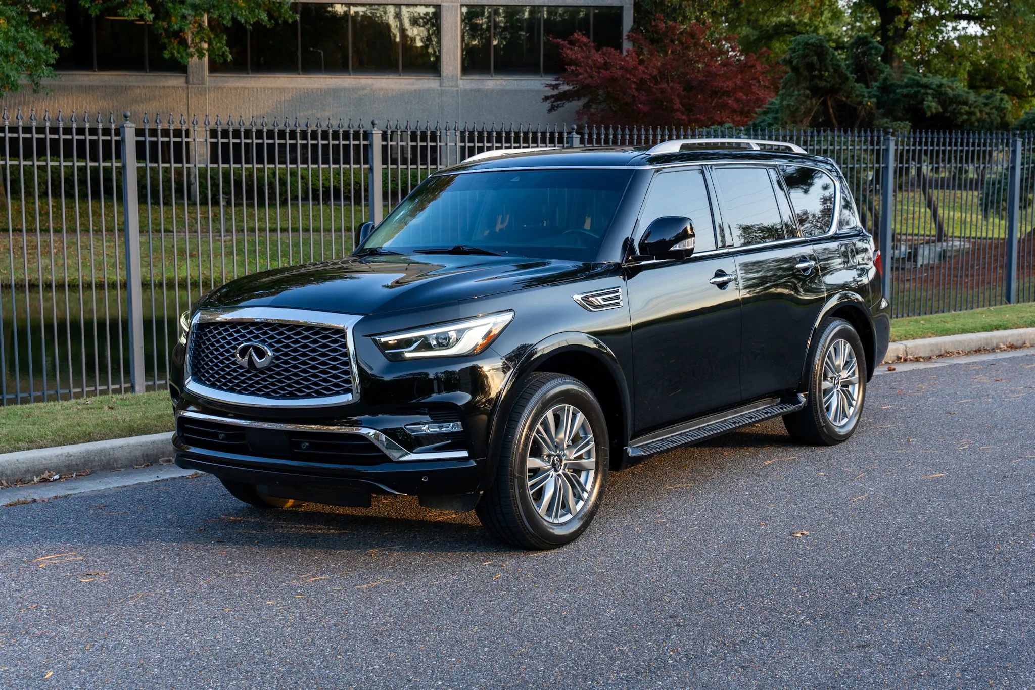 Used 2021 INFINITI QX80 Luxe w/ Cargo Package image 2