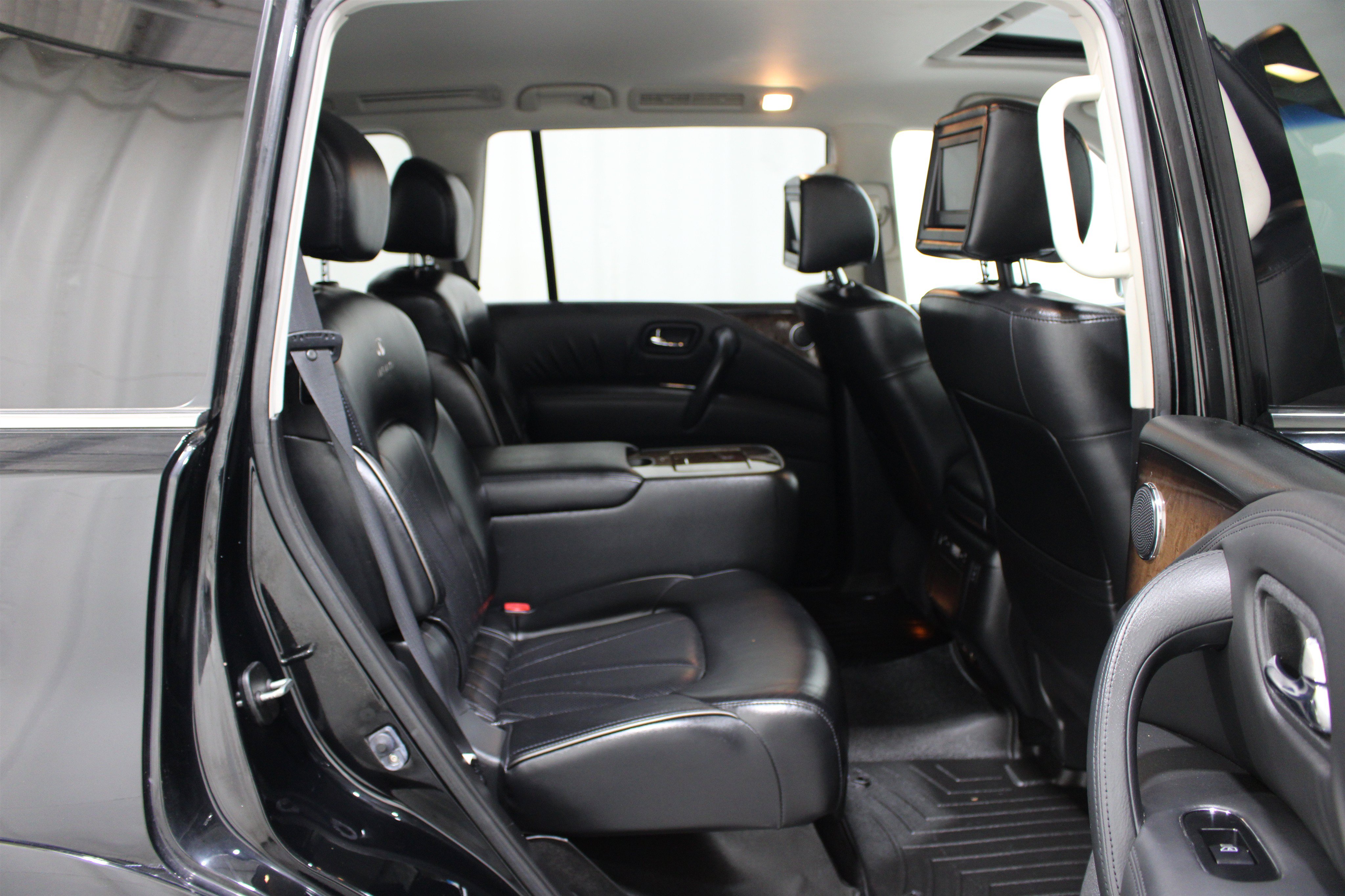 Used 2011 INFINITI QX56 4WD w/ Deluxe Touring Pkg image 29