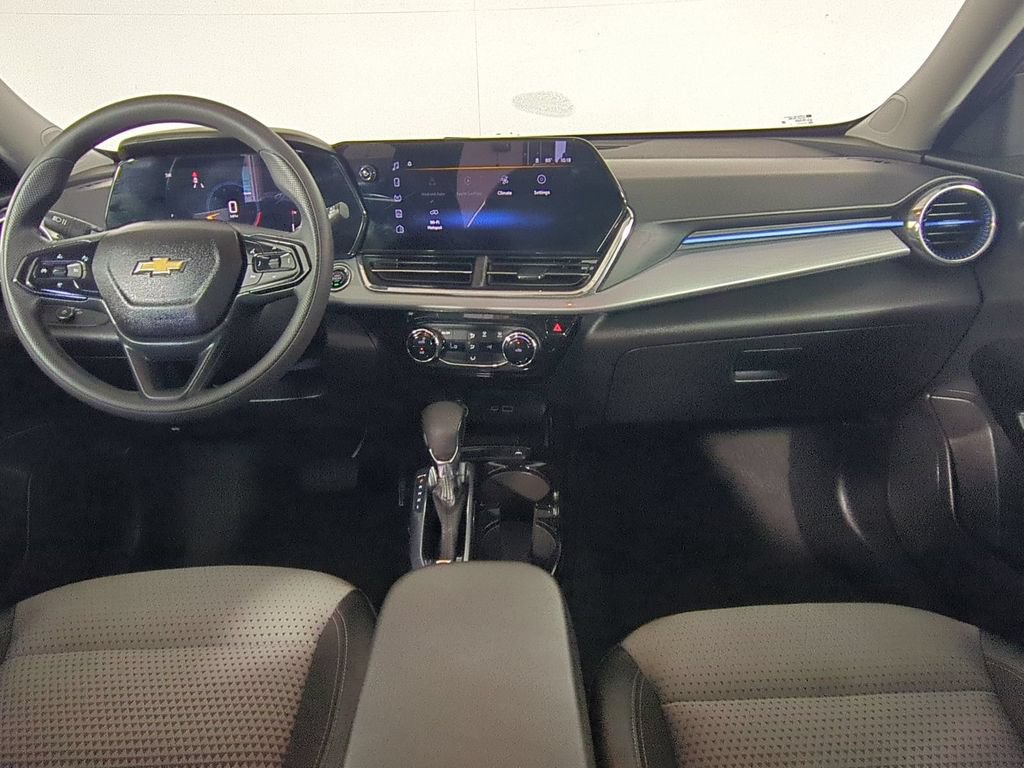 Used 2025 Chevrolet Trax LT FWD image 19