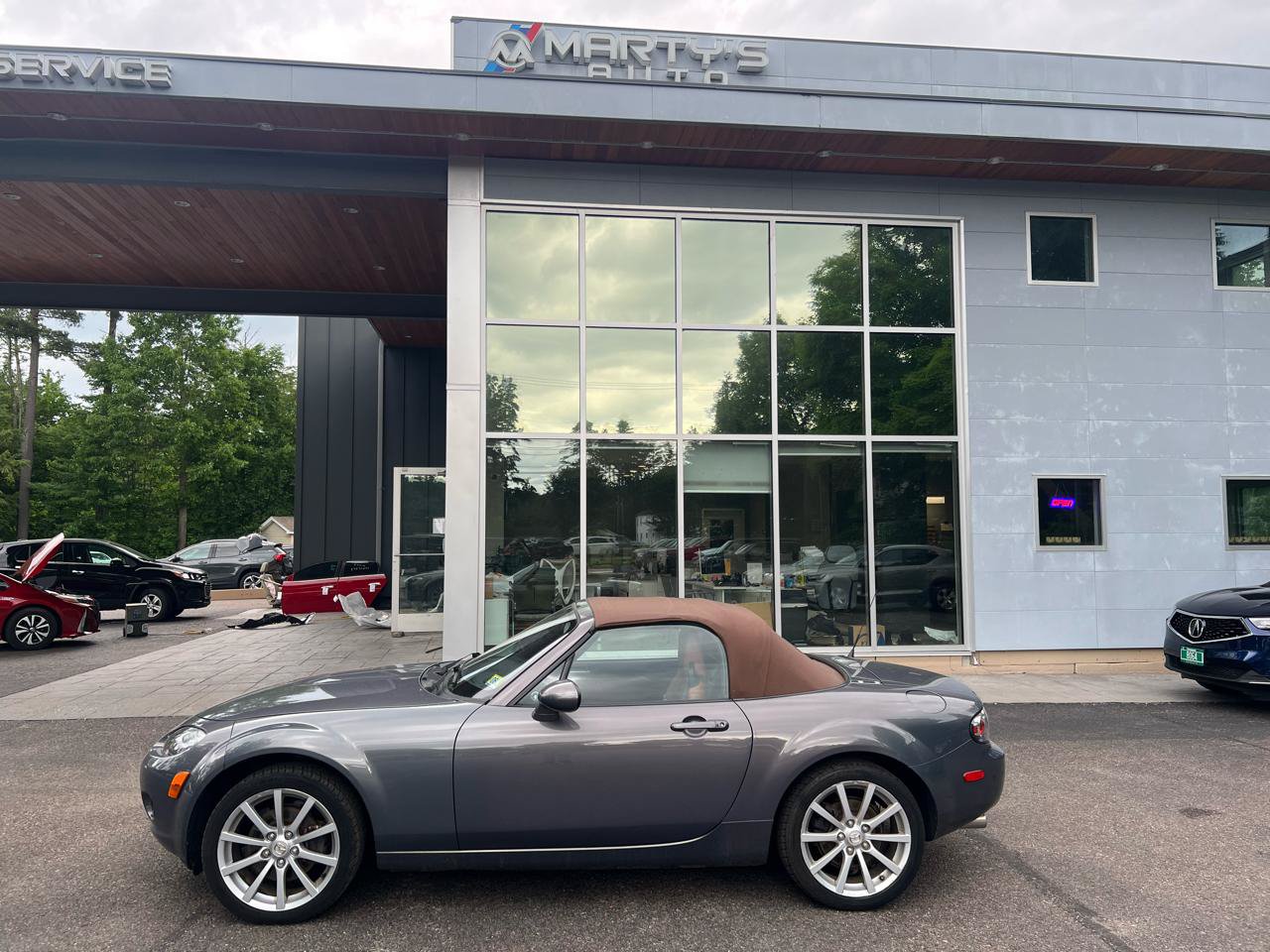 Used 2006 MAZDA MX-5 Miata Grand Touring RWD image 2