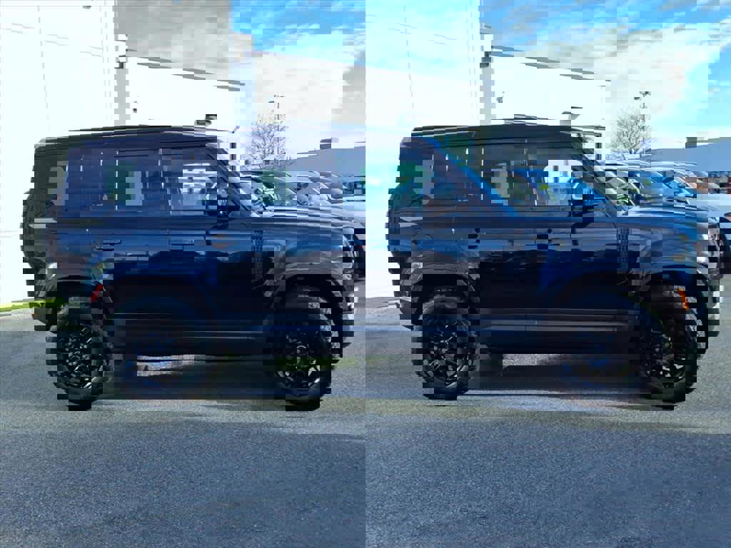 Used 2025 Land Rover Defender 110 S image 4