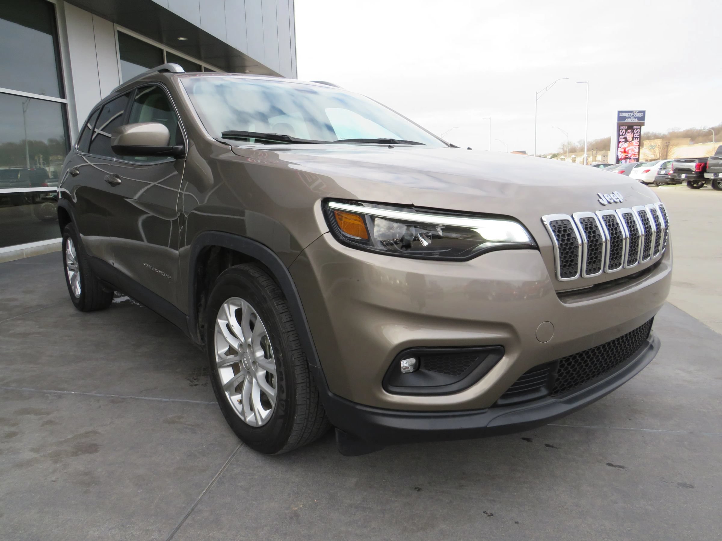 Used 2019 Jeep Cherokee Latitude w/ Popular Appearance Group FWD image 9
