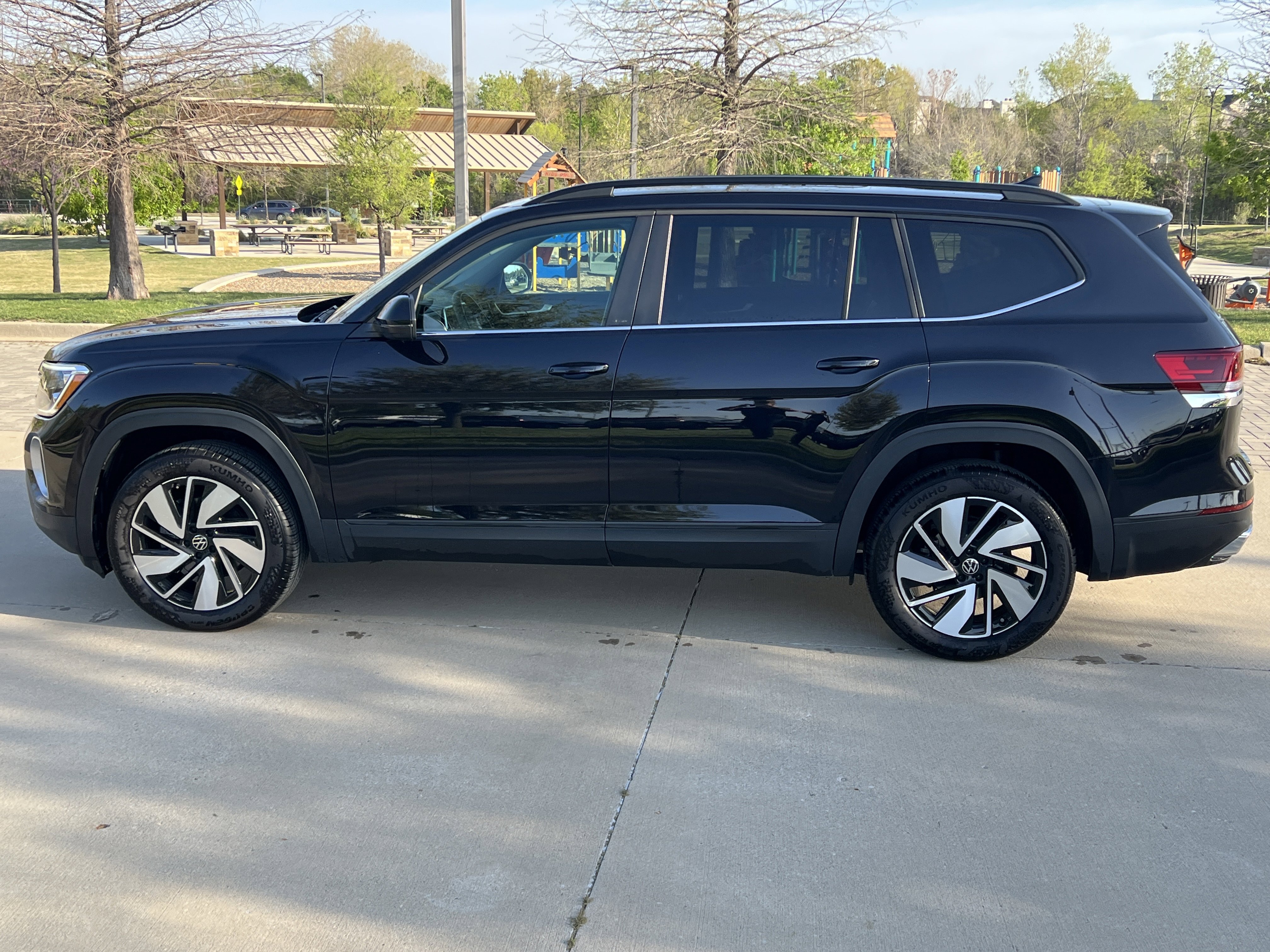 Certified 2025 Volkswagen Atlas SE w/ Panoramic Sunroof Package FWD image 7
