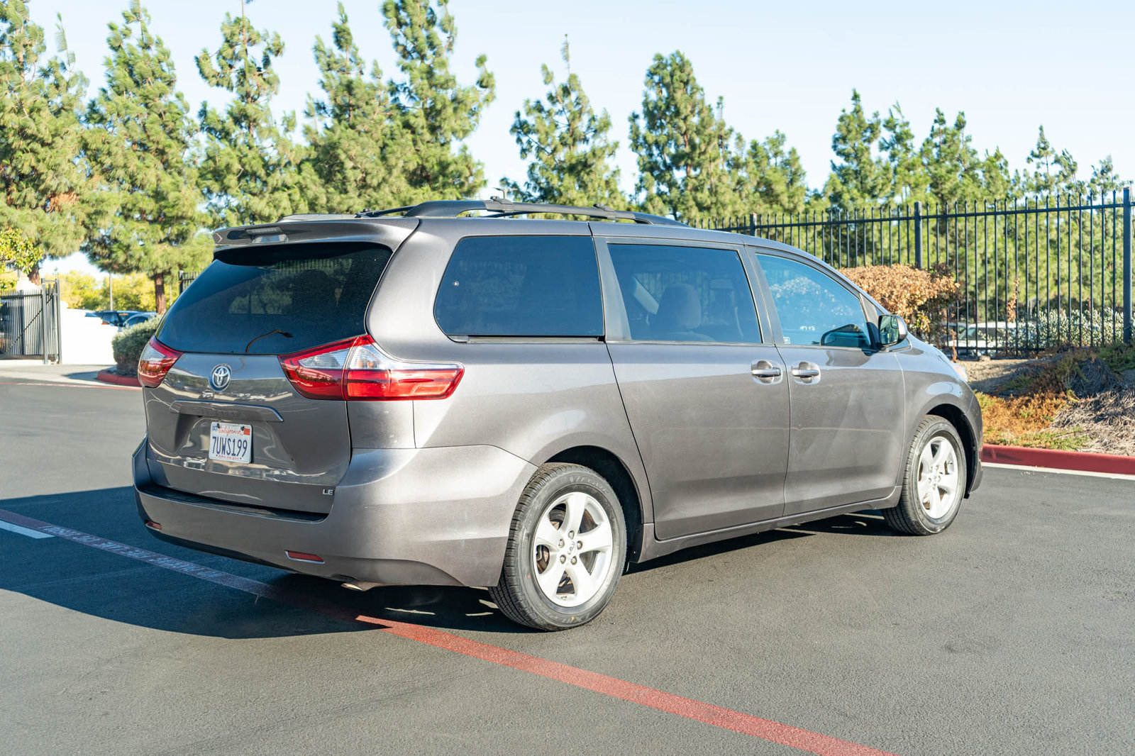 Certified 2017 Toyota Sienna LE w/ Cargo Management Package FWD image 9