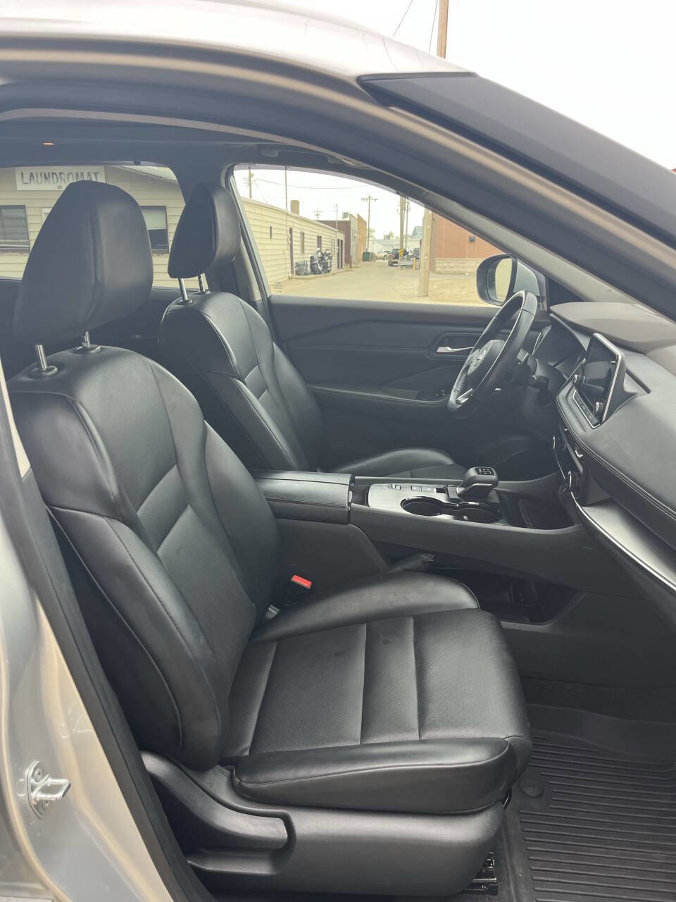 Used 2023 Nissan Rogue SV w/ SV Premium B Package image 6