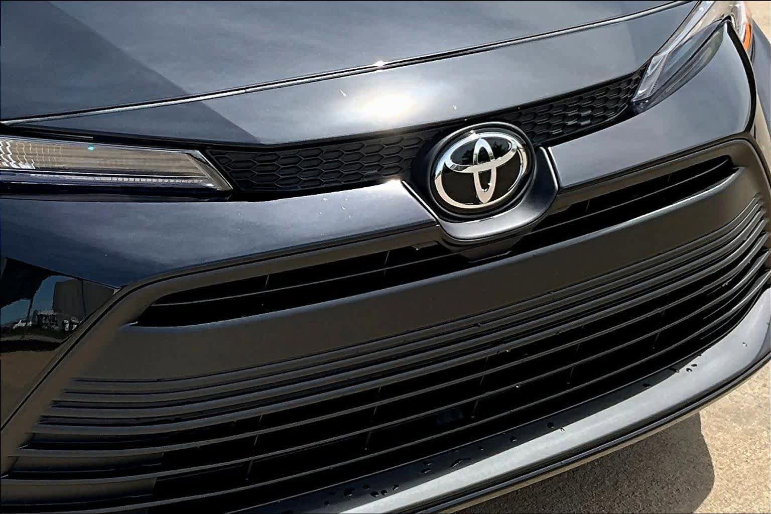 Used 2025 Toyota Corolla LE image 28