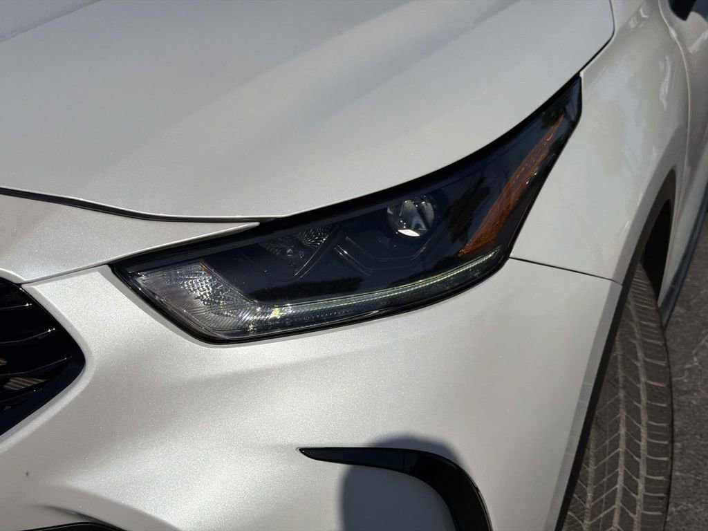 Used 2022 Toyota Highlander XSE FWD image 10